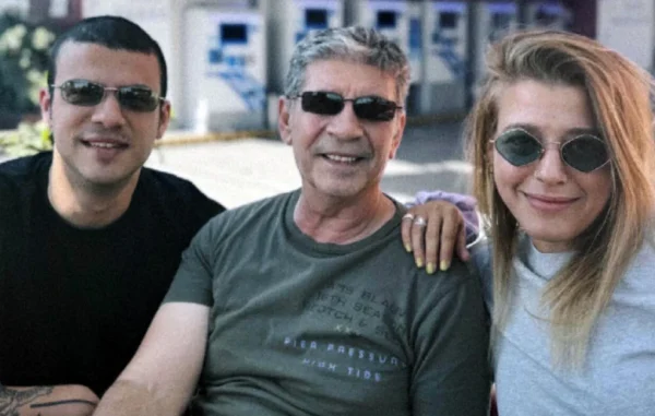 Η φωτογραφία του Σωκράτη Μάλαμα με τον γιο του και την Ιουλία Καραπατάκη