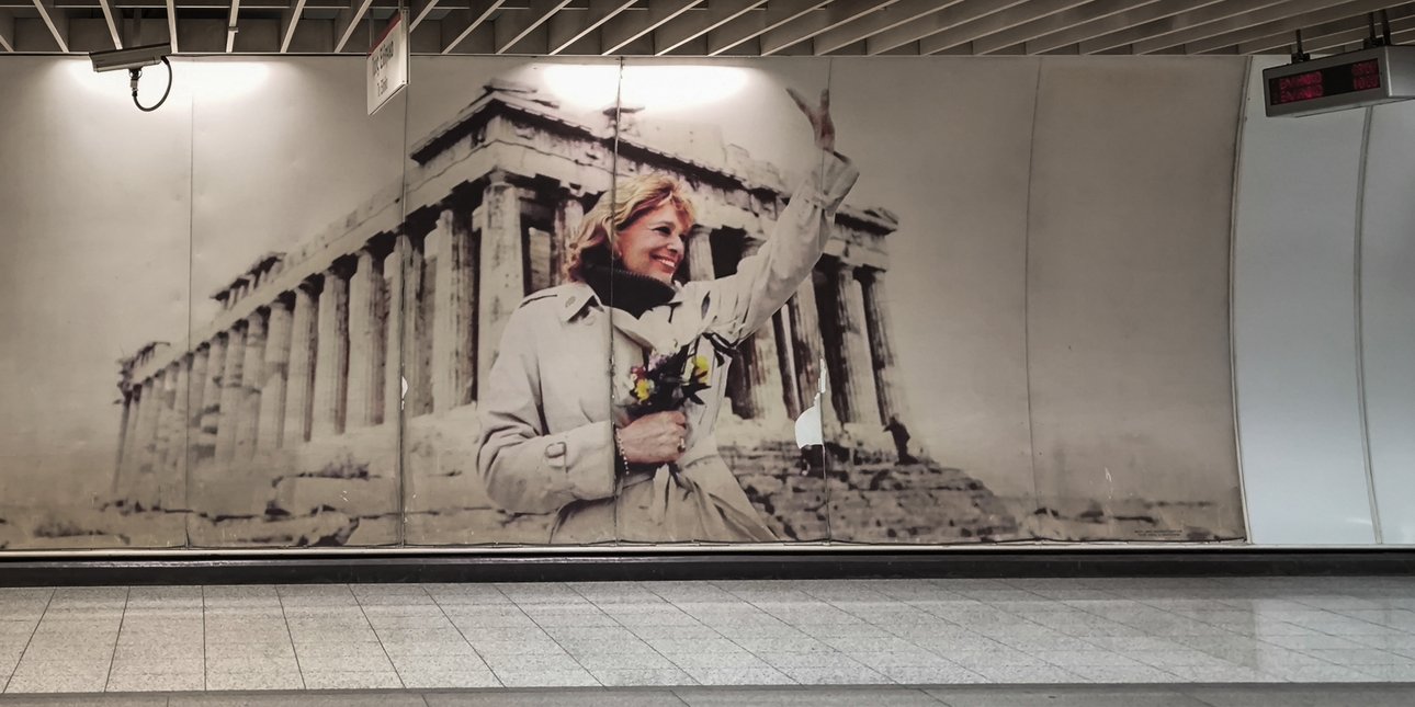 Βανδάλισαν την αφίσα της Μελίνας Μερκούρη στη στάση «Ακρόπολη» του Μετρό -Η ανακοίνωση της ΣΤΑΣΥ(ΦΩΤΟ)