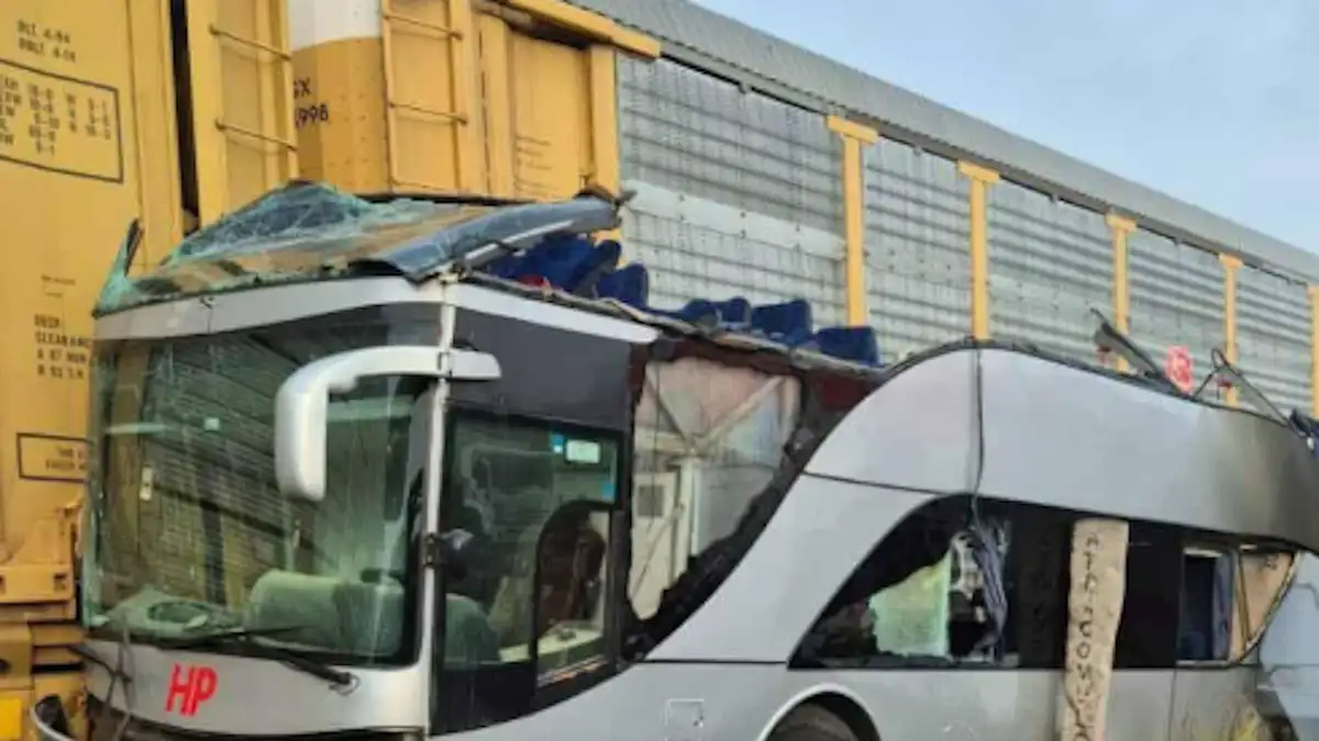 Μεξικό: Σύγκρουση τρένου με διώροφο λεωφορείο – 8 νεκροί και 45 τραυματίες