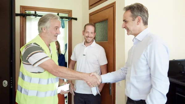 O Μητσοτάκης επισκέφθηκε δικαιούχο του προγράμματος κατ’ οίκον παράδοσης Φαρμάκων Υψηλού Κόστους