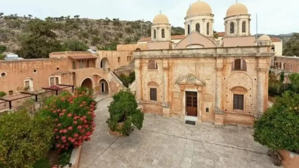 Μαφία της Κρήτης: «Με απείλησαν αλλά όχι με ροζ βίντεο» λέει ο εμπλεκόμενος κληρικός για την έκταση «φιλέτο» της Μονής Τζαγκαρόλων