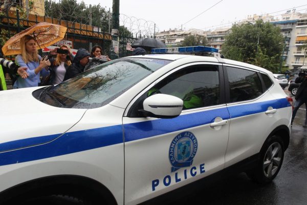 Στην Ευελπίδων με χειροπέδες ο Βασίλης Μπισμπίκης μετά το τροχαίο στη Φιλοθέη -Δείτε βίντεο