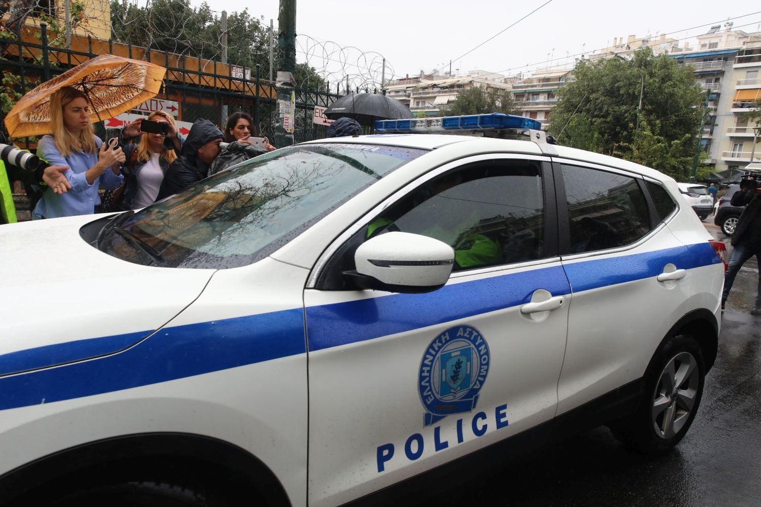 Στην Ευελπίδων με χειροπέδες ο Βασίλης Μπισμπίκης μετά το τροχαίο στη Φιλοθέη -Δείτε βίντεο