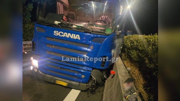 Φθιώτιδα: «Έσκασε» το λάστιχο νταλίκας και έπεσε στο τσιμεντένιο διάζωμα - Δείτε εικόνες