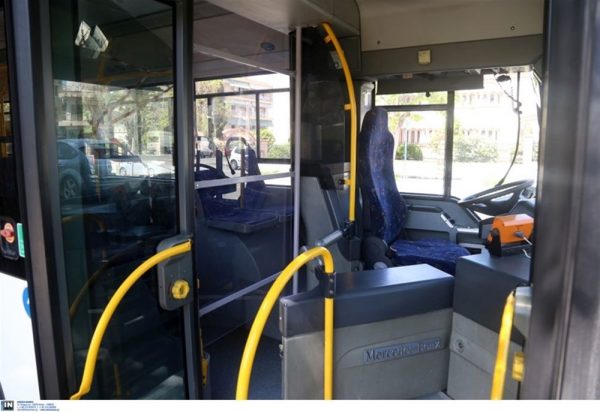 Καβγάς και αλληλομηνύσεις σε λεωφορείο στο Ίλιον, οδηγός πιάστηκε στα χέρια με 16χρονο - «Του έσπασε τα γυαλιά και το δόντι»