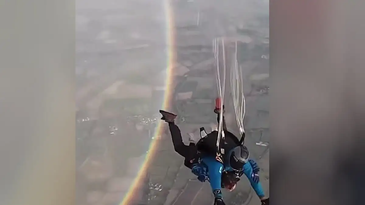 Αλεξιπτωτιστές έκαναν ελεύθερη πτώση με φόντο ουράνιο τόξο σε πλήρη κύκλο: Ο Θοδωρής Κολυδάς εξηγεί το φαινόμενο – Δείτε βίντεο