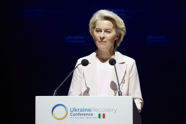 Financial Times: Υποψίες για ρωσικές παρεμβολές στο αεροπλάνο της φον ντερ Λάιεν, χάθηκε το GPS, προσγειώθηκε με έντυπους χάρτες