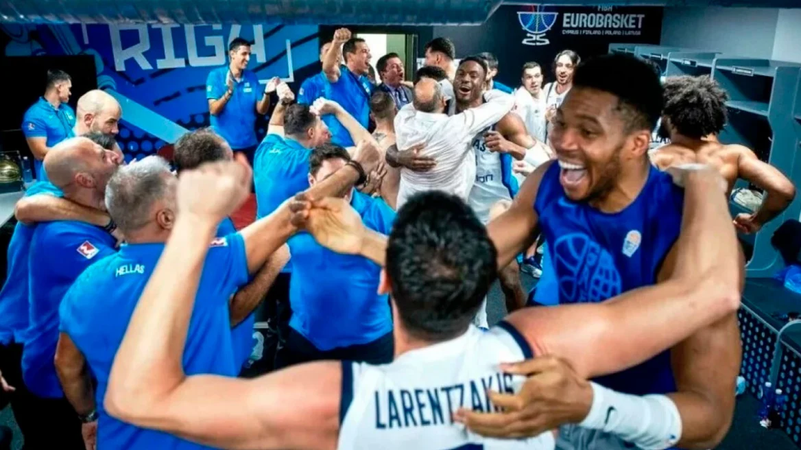 Το ξέφρενο πάρτι του Γιάννη στα αποδυτήρια: Το live με Light και Λεξ, ο ημίγυμνος Σλούκας και το «προξενιό» στον Ντόρσεϊ - Βίντεο