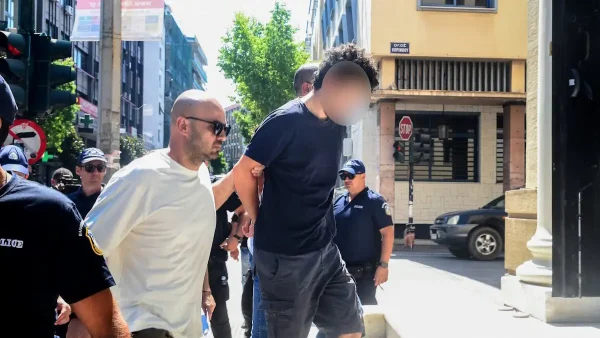 «Θα προτιμούσε το παιδί μου να καεί, παρά να βάλει φωτιά στη φύση» λέει η μητέρα του 25χρονου στην Πάτρα που κρατείται για εμπρησμό