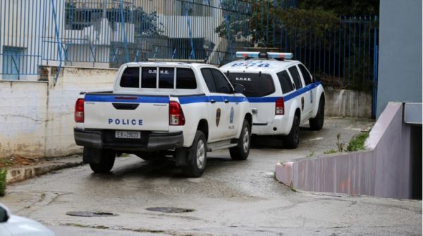 Ηράκλειο: Γυμνός άντρας έτρεχε στον δρόμο κρατώντας μαχαίρι - Εκσφενδόνιζε φρούτα από καρότσα αγροτικού