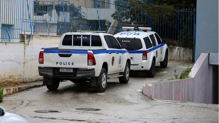 Ηράκλειο: Γυμνός άντρας έτρεχε στον δρόμο κρατώντας μαχαίρι - Εκσφενδόνιζε φρούτα από καρότσα αγροτικού