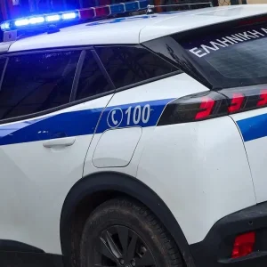 Τροχαίο στον Κολωνό: Η στιγμή που μεθυσμένη οδηγός μηχανής συγκρούεται με δύο αυτοκίνητα και μία μοτοσικλέτα