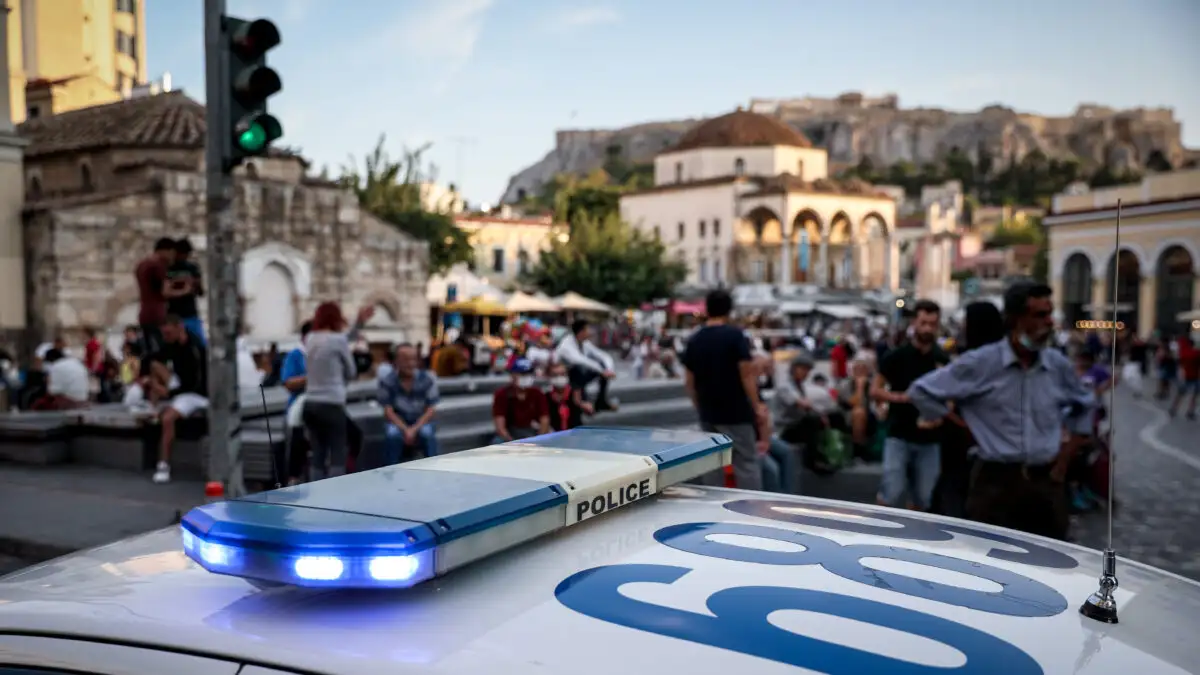 Συνελήφθη γιος γνωστού έντεχνου τραγουδιστή στο Μοναστηράκι – Έριξε κουτουλιά σε αστυνομικό της ΟΠΚΕ