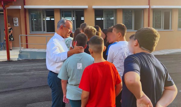 Επίσκεψη στα σχολεία του Δομοκού για το Χρήστο Σταϊκούρα