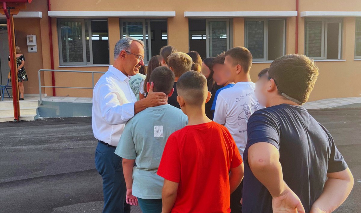 Επίσκεψη στα σχολεία του Δομοκού για το Χρήστο Σταϊκούρα