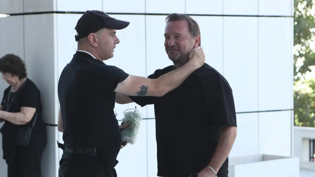 Καταθέτει ο Νίκος Πλακιάς στην ανάκριση για τον Τριαντόπουλο: Η συγκινητική αγκαλιά πριν μπει στο Εφετείο