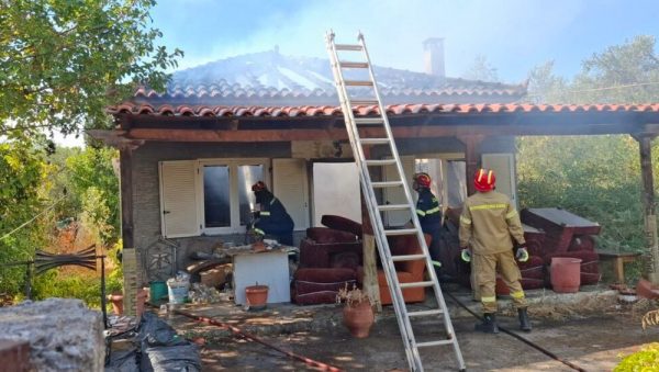 Πυρκαγιά σε μονοκατοικία στα Πολιτικά - Κινδύνευσε άνθρωπος