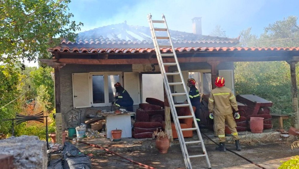 Πυρκαγιά σε μονοκατοικία στα Πολιτικά - Κινδύνευσε άνθρωπος