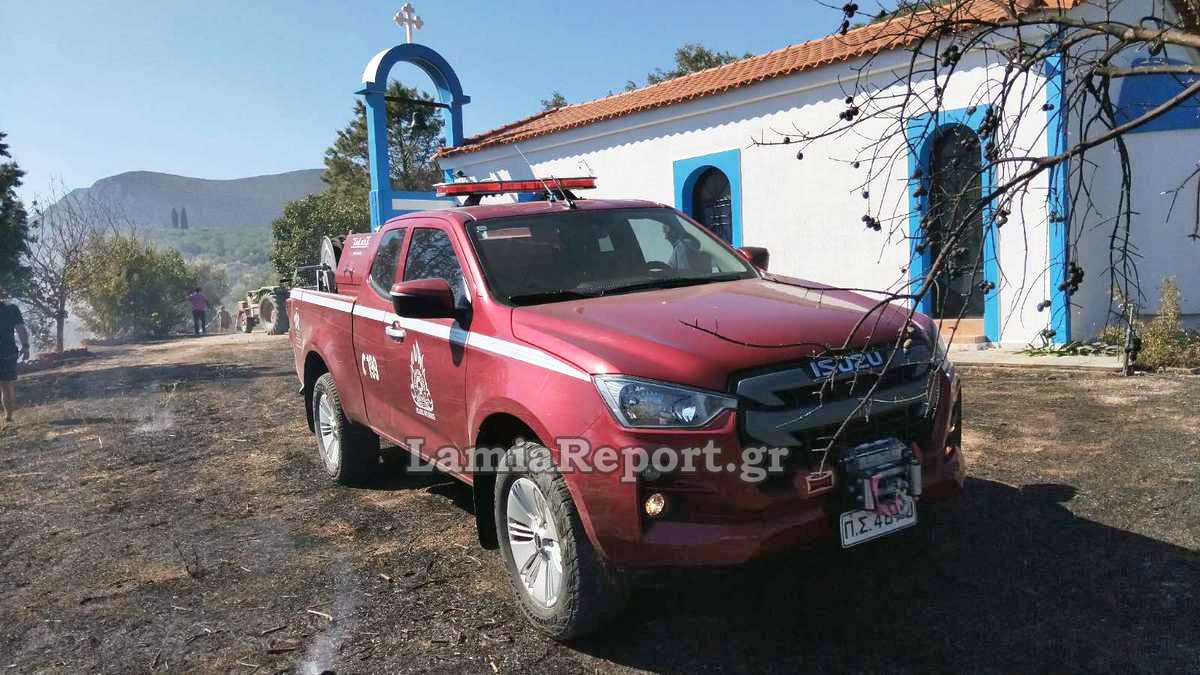 Φθιώτιδα: Πυρκαγιά πάνω απ’ τα σπίτια στη Γλύφα - Οι φλόγες «έγλειψαν» την εκκλησία της Αγ. Αικατερίνης