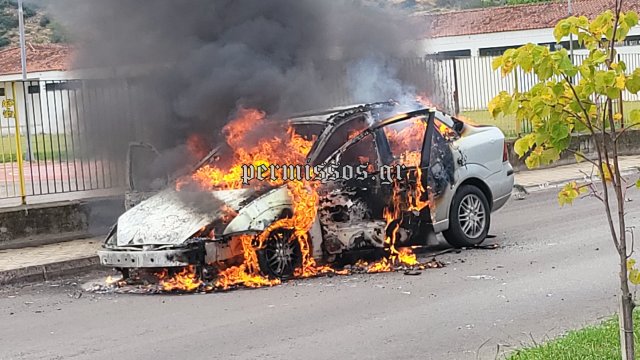Αυτοκίνητο πήρε φωτιά έξω από το Γυμνάσιο Αλιάρτου (ΒΙΝΤΕΟ)