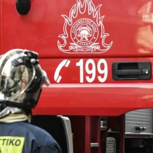 Συναγερμός στο Σύνταγμα μετά από κλήση για φωτιά σε τράπεζα