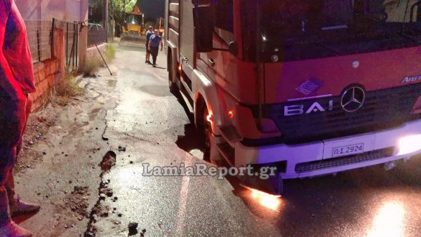 Λαμία: Πυροσβεστικό «εγκλωβίστηκε» όταν υποχώρησε ο δρόμος από σπασμένο αγωγό ύδρευσης (ΒΙΝΤΕΟ-ΦΩΤΟ)