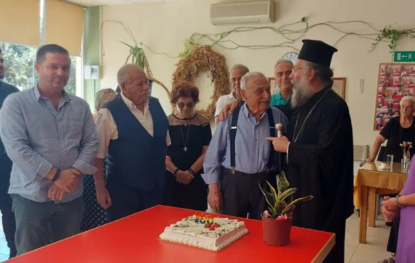 Ρεθυμνιώτης έκλεισε τα 100 και γιόρτασε τα γενέθλιά του με τρία κεριά στην τούρτα