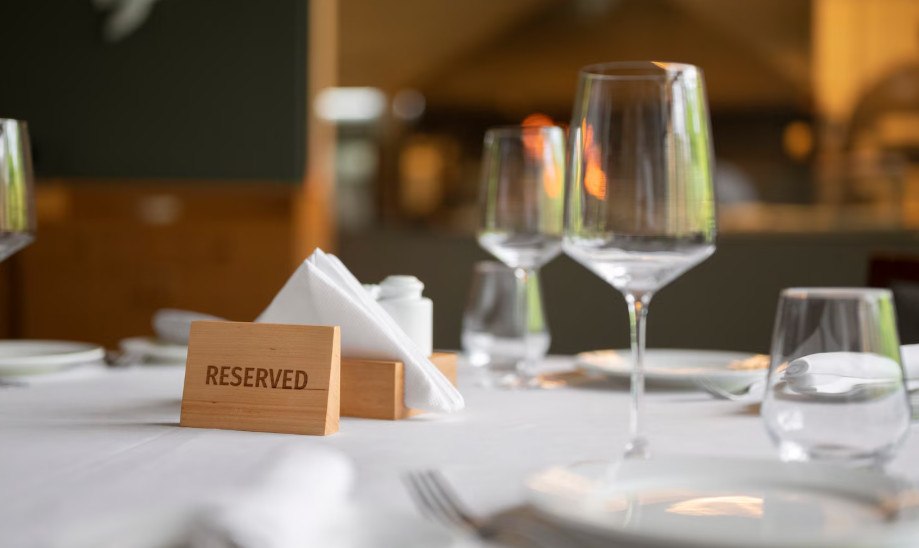 Εστιατόριο χρέωσε σε πελάτη «τέλος ώρας ησυχίας» επειδή ήταν άδειο το μαγαζί