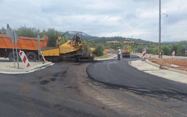 Σε εξέλιξη οι εργασίες αποκατάστασης και ασφαλτόστρωσης της Παράκαμψης Μοδίου (ΦΩΤΟ)