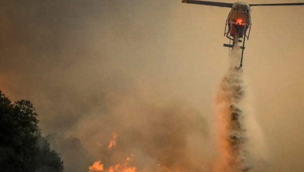 Φωτιά στα Πετράλωνα Μεσσηνίας – Στην «μάχη» ισχυρές πυροσβεστικές δυνάμεις και εναέρια μέσα