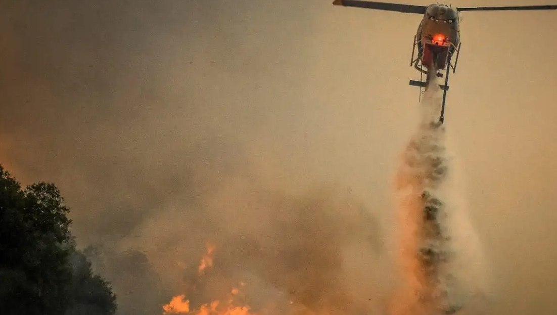 Φωτιά στα Πετράλωνα Μεσσηνίας – Στην «μάχη» ισχυρές πυροσβεστικές δυνάμεις και εναέρια μέσα