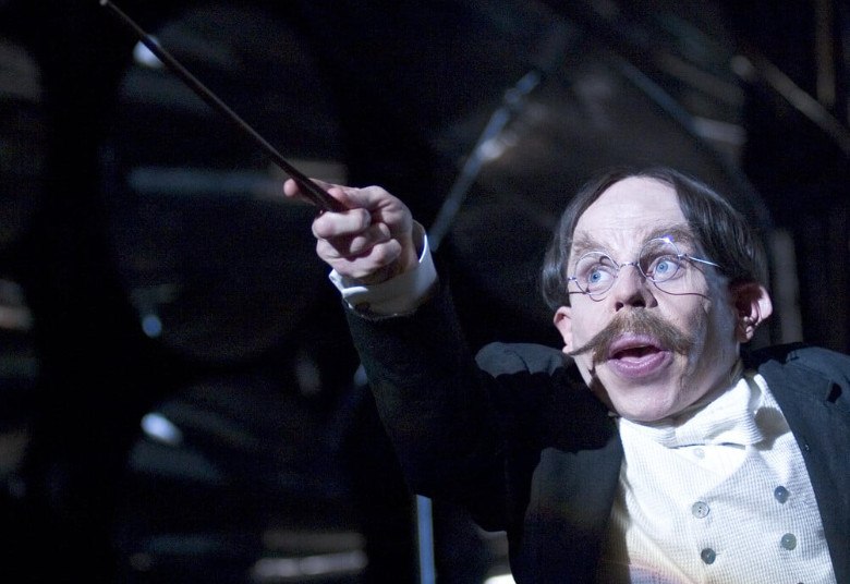 Χάρι Πότερ: Ο Γουόργουικ Ντέιβις επιστρέφει ως καθηγητής Φλίτγουικ στη νέα τηλεοπτική σειρά