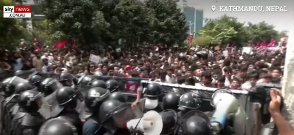 Παραιτήθηκε ο πρωθυπουργός του Νεπάλ μετά τις αιματηρές διαδηλώσεις με τους 19 νεκρούς