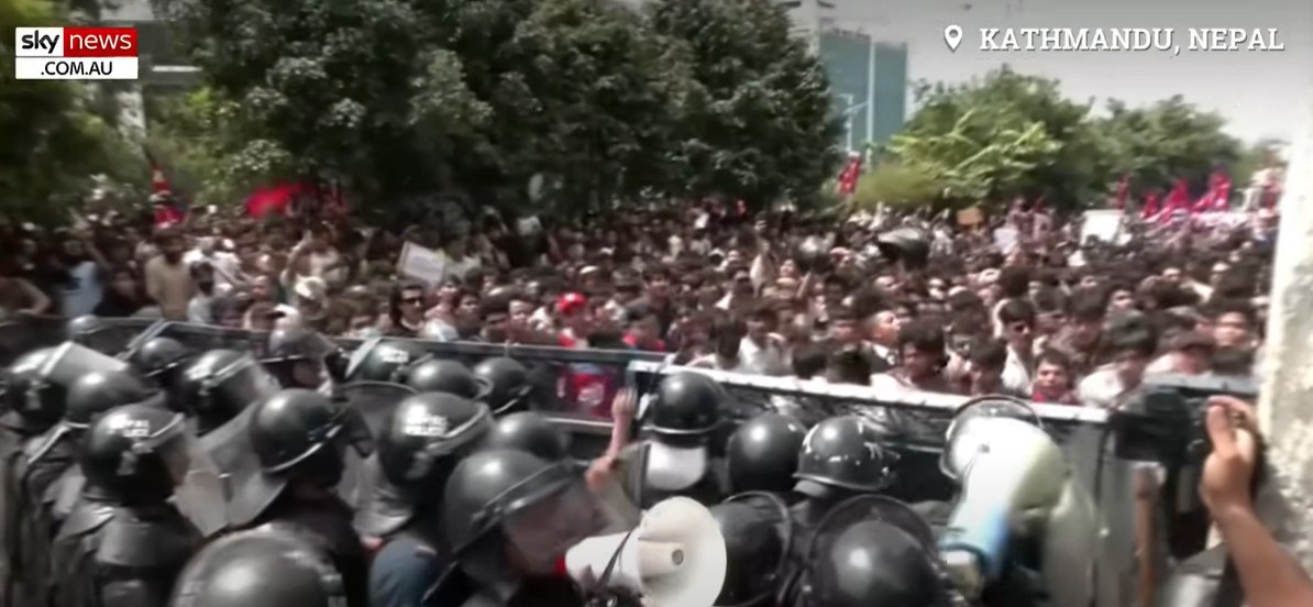 Παραιτήθηκε ο πρωθυπουργός του Νεπάλ μετά τις αιματηρές διαδηλώσεις με τους 19 νεκρούς