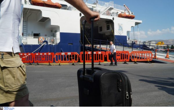 Πειραιάς: Μηχανική βλάβη σε πλοίο – Ταλαιπωρία για 64 επιβάτες που ταξίδευαν για Αίγινα