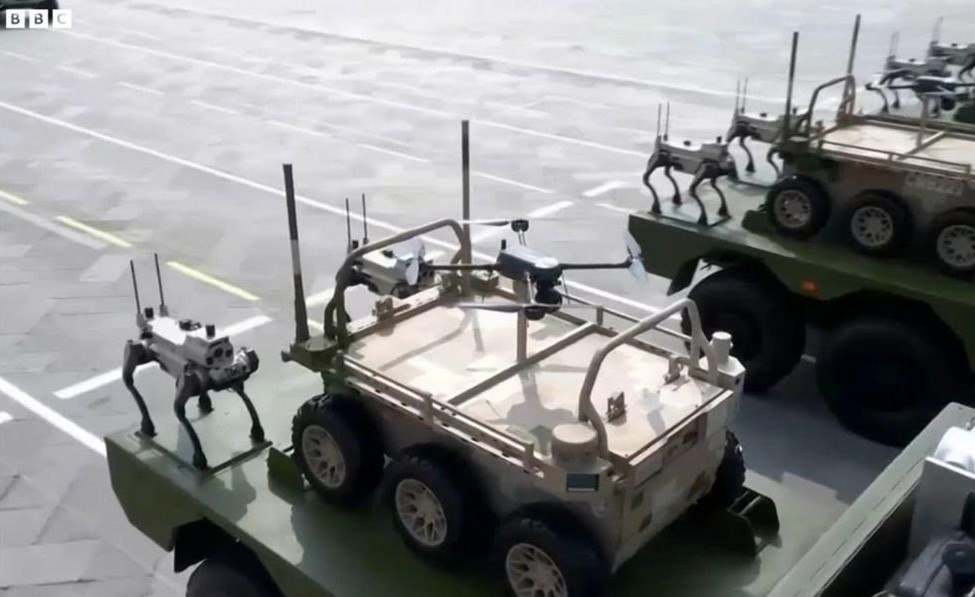 «Λύκοι ρομπότ», το νεότερο όπλο της Κίνας τράβηξε τα βλέμματα στη μεγαλειώδη παρέλαση, που μοιάζει πρόκληση για τη Δύση