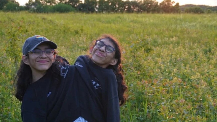 Σιαμαία δίδυμη που είναι παντρεμένη απαντά στην ερώτηση που όλοι θέλουν να μάθουν – «Τι γίνεται στο σεξ;»