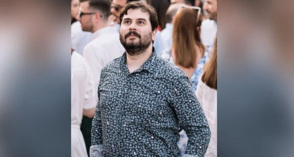 Πάρις Ρούπος: Ο Λαρισαίος κωμικός που αποκάλεσε την ελληνική σημαία «βοθρολύματα» και απολύθηκε από την Pizza Fan