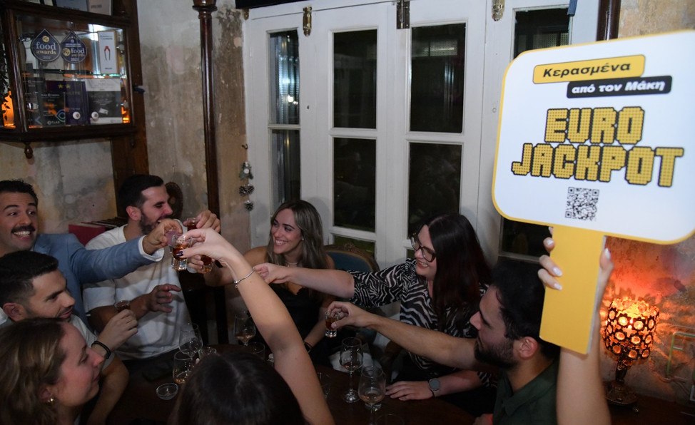 Νέα εξόρμηση του Μάκη στη νυχτερινή Αθήνα -  Σε ποια μαγαζιά πήγε και κέρασε τους θαμώνες φαγητό και ποτό