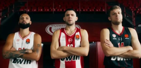Ο Ολυμπιακός αποκάλυψε τις νέες φανέλα της ομάδας με Φουρνιέ, Παπανικολάου και Βεζένκοφ