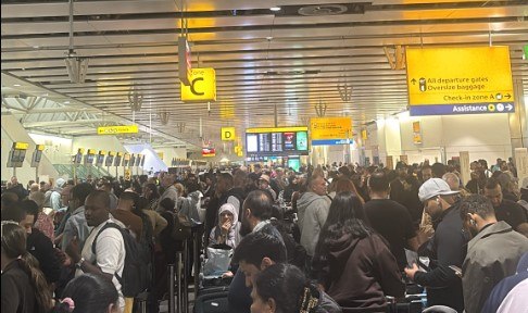Μουδιασμένη η Ευρώπη από την κυβερνοεπίθεση στα αεροδρόμια της – Χάος στο Χίθροου, τεράστιες καθυστερήσεις