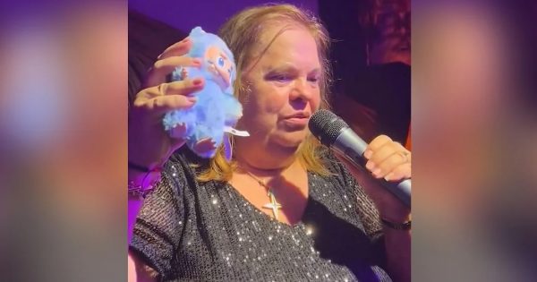 Έφη Θώδη: Τραγούδησε στη Μύκονο, κρατώντας ένα Labubu, και αποθεώθηκε - Είπε και το «Eye of the tiger»