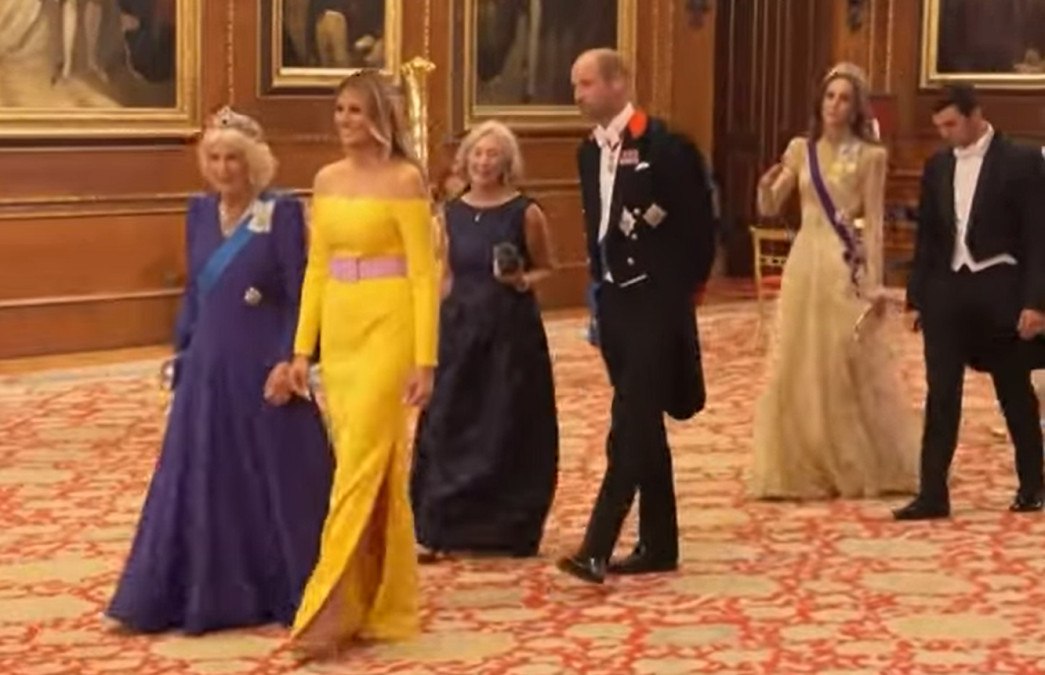 «Πόλεμος» για το κίτρινο φόρεμα της Μελάνια Τραμπ με τους έξω ώμους στο δείπνο στο Ουίνδσορ - Τα σχόλια στα social media