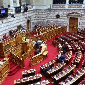 Βουλή: Ένταση και διακοπή της συνεδρίασης για τα αγροτικά – Πυρά αντιπολίτευσης κατά Κακλαμάνη