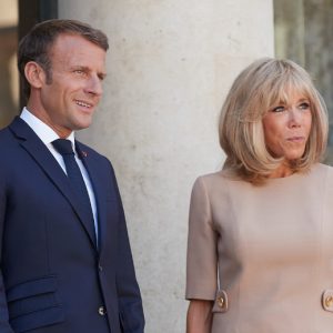 Αντιμέτωπη με αγωγή η Μπριζίτ Μακρόν για το «βρωμιάρες σκύλες» στις ακτιβίστριες