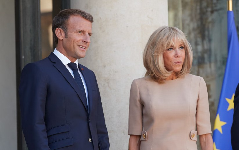 Οι Μακρόν στο δικαστήριο για να αποδείξουν ότι η Μπριζίτ γεννήθηκε γυναίκα – Καταθέτουν φωτογραφίες και επιστημονικά στοιχεία