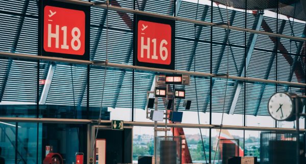 Ο υπερ-τυφώνας Ραγκάσα πλησιάζει στο Χονγκ Κονγκ: Εκκενώσεις, άδειοι δρόμοι και κλειστά καταστήματα παντού