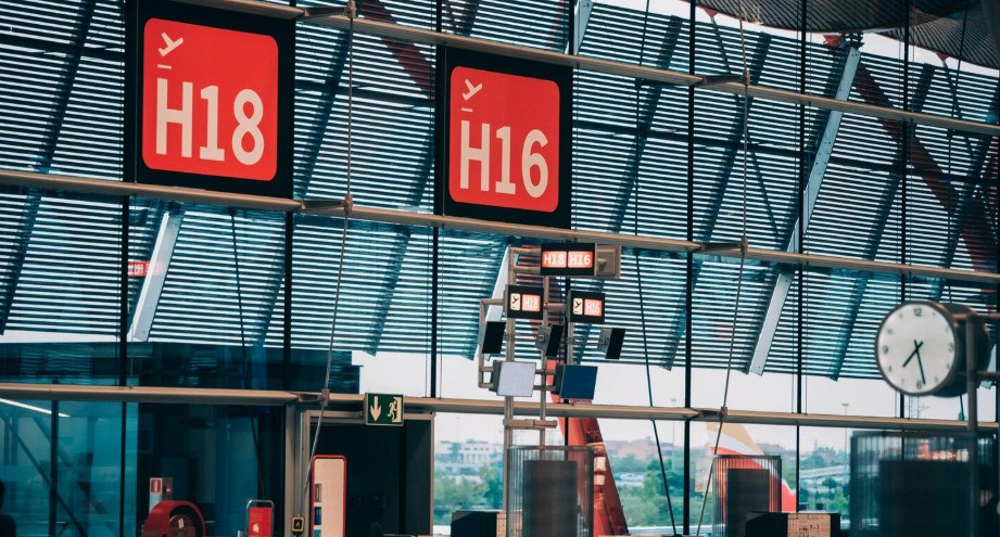 Ο υπερ-τυφώνας Ραγκάσα πλησιάζει στο Χονγκ Κονγκ: Εκκενώσεις, άδειοι δρόμοι και κλειστά καταστήματα παντού