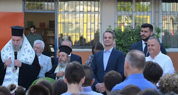 Ο Κυριάκος Μητσοτάκης στον αγιασμό του ανακαινισμένου 8ο δημοτικού Φιλαδέλφειας