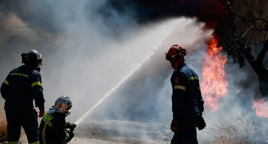 Φωτιά σε επιχείρηση στον Ασπρόπυργο: Κινητοποιήθηκε και ειδική ομάδα χημικών